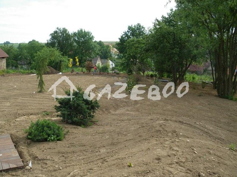 Srovnaný terén budoucí zahrady v Nesvačilech