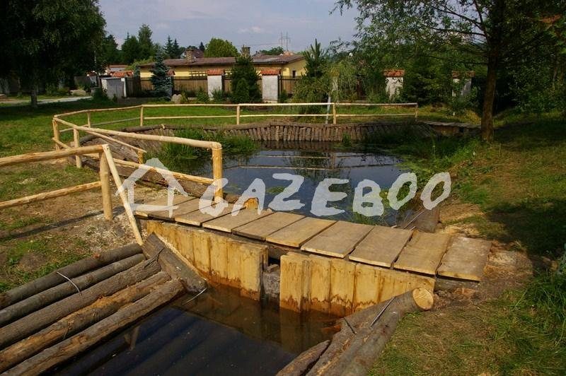 Rybníček s dřevěným zábradlím v Nové Vsi