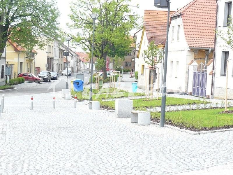 Upravené náměstí v Pyšelích s trávníkem a stromy