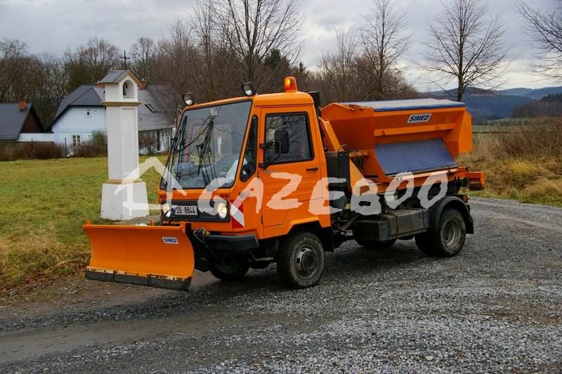 Oranžový Multicar M26 s radlicí a sypačem